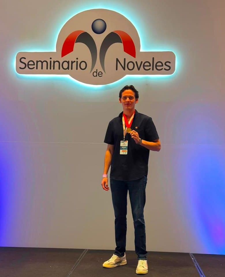 Esteban Ruiz con su medalla en el escenario del Seminario de Noveles 2026